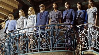 Фотогалерия: <span class="highlight">Kenzo</span> като древни храмове в Индия, Непал и Китай