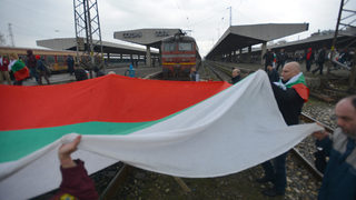 Протестното шествие в София се върна пред Президентството (обновена в 14:30 ч.)