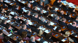 Парламентът заседава за последен път