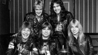 Почина бившият барабанист на Iron Maiden Клайв Бър