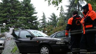 Силен вятър и дъжд събориха балкон на стара къща в Русе (допълнена и видео)