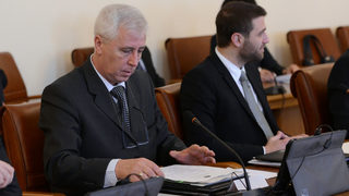 Министър Петров: С шефа на касата ще обсъдим връщане на методиките от миналата година