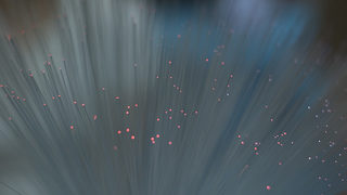 Учени създадоха <span class="highlight">оптични</span> <span class="highlight">влакна</span>, които прехвърлят данни с 99.7% от скоростта на светлината