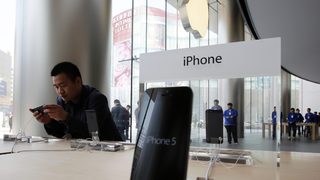 Тим Кук се извини на Китай заради гаранционната политика на Apple