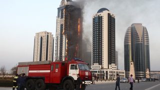Пожар горя седем часа в най-високата сграда в Грозни, няма пострадали