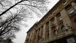 Протестна оставка в централната банка на Унгария