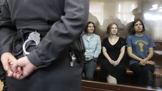 Путин амнистира осъдените от Pussy Riot