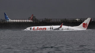 Самолет пропусна пистата на Бали и кацна в морето, няма жертви