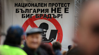 Под ухо