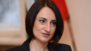 Деяна Костадинова, вицепремиер: Мерките <span class="highlight">за</span> субсидирана заетост ограничават ръста на безработицата, но не могат да я намалят