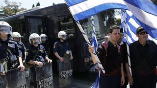 Гръцкият парламент одобри нов закон с реформи в замяна на 8.8 млрд. евро помощ