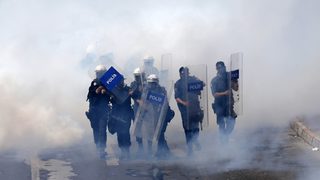 Протести срещу икономиите и сблъсъци с полицията белязаха Деня на труда по света