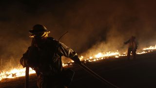 Товарен влак с химикали дерейлира в Белгия, няма пострадали (видео)