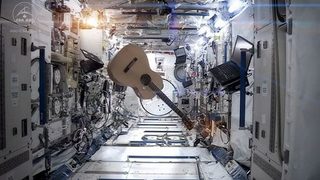 Астронавт се прибира на Земята с хит на <span class="highlight">Дейвид</span> Боуи, изпят в Космоса