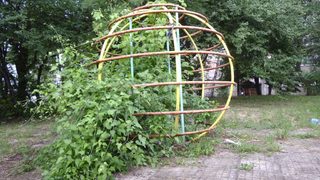 Вдигни очи - децата не играят тук