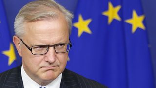 Еврокомисар Рен не изключва Гърция да има нужда от трети спасителен пакет