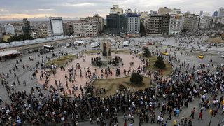 Полицията арестува 90 протестиращи в Истанбул