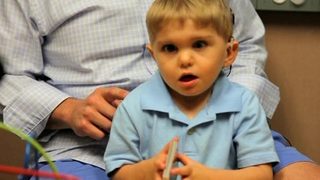 Видео: Дете чу за пръв път благодарение на имплант в мозъка