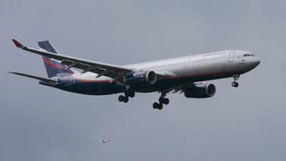 Сноудън пристигна в Москва, сенатор от САЩ подозира Путин в съучастие