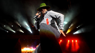 Jamiroquai подкрепиха протестите от сцената на "Арена Армеец"