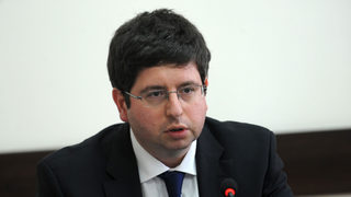 Депутатите извикаха Петър Чобанов и шефа на КФН за сделката за "Доверие"