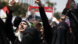 В Египет избухнаха сблъсъци между поддръжници на сваления президент и армията