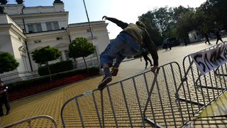 Как писатели и поети "грабнаха телата" срещу изчерпващото се търпение на протестите