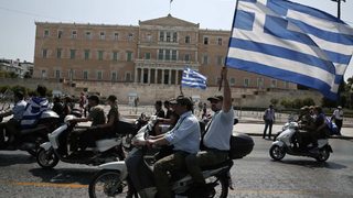 Мотоциклетен протест пред централите на управляващите партии блокира Атина
