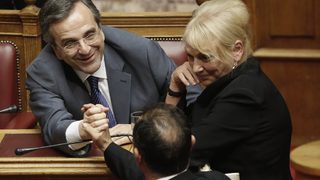 Гръцкият парламент прие закони, даващи възможност за масови уволнения на държавни служители