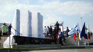 Шест каменни колони - шест символа срещу тероризма на летище Бургас