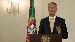 Португалският президент прие компромис, с който правителството остава на власт