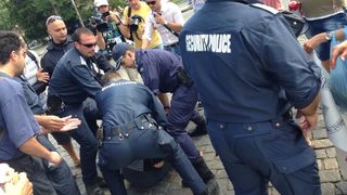 Плажна революция и напрежение, или за 48-ата сутрин около парламента (видео)