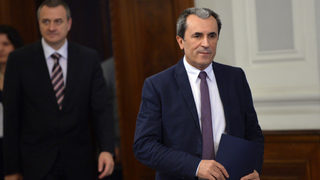 Премиерът обеща да прати въпросите на протестиращите, с които говори, по министерствата