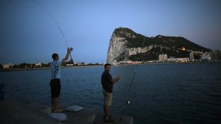 Лондон се ядоса на Испания заради проверка на дипломатическо куфарче в Гибралтар