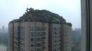 Видео: Започна демонтажът на "панелната планина" в Пекин