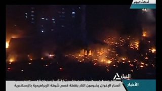 Видео: Кайро в пламъци и разчистване след смъртта на стотици