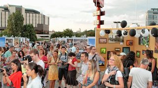 Тук и до края на света 2013