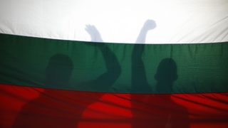 "Икономист": Кабинетът се занимава с Пеевски вместо с реформи
