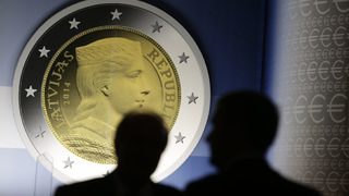 Брюксел похвали Латвия за успешното преминаване към еврото