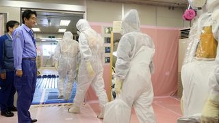 Премиерът Абе нареди демонтиране и на оцелелите реактори във "Фукушима-1"