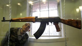 Частни инвеститори взимат 49% от "Калашников"