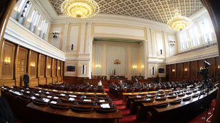 ГЕРБ и БСП се замерят с обвинения за "Атака" и мораториума за земите