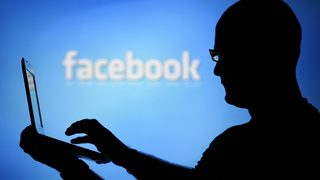 Жените във Facebook се интересуват най-вече от пазаруване, а мъжете от спорт