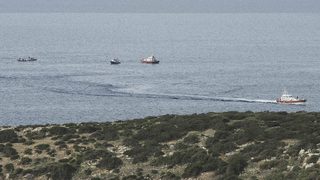 Водолази подновиха издирването на тела на имигранти край остров Лампедуза