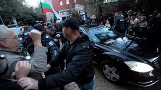 Видео: Как си тръгва премиерът от изложба? С бягство през блокада