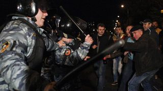 Полиция блокира центъра на Москва след сблъсъци между националисти <span class="highlight">и</span> спецчасти