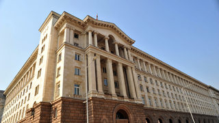 Управляващите се готвят да орежат бюджета на президента с 12%