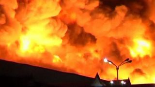 Видео: Пожар погълна търговски център в Тайланд