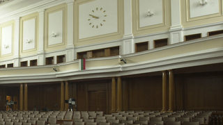 Студенти питаха депутатите не ги ли е срам, после пиха кафе с Миков