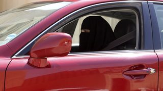В Саудитска Арабия 60 жени демонстративно нарушиха забраната да шофират